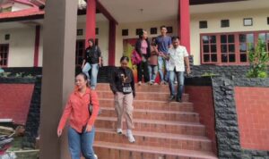Dua belah pihak meninggalkan Polresta Tanjungpinang usai berdamai (Roland/Presmedia)