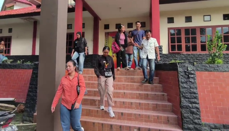 Dua belah pihak meninggalkan Polresta Tanjungpinang usai berdamai (Roland/Presmedia)