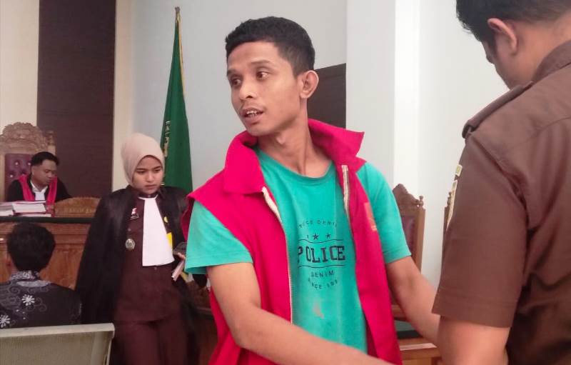 Terbukti Rampok dan curi barang lansia Terdakwa M.Rendi Setiawan Divonis 5 tahun penjara oleh hakim PN Tanjungpinang Terbukti Rampok dan curi barang lansia, Terdakwa M.Rendi Setiawan Divonis 5 tahun penjara oleh hakim PN Tanjungpinang Senin (19/5/2025).