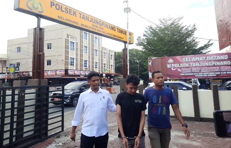 Tim Penyidik Polsek Tanjungpinang Timur saat menggiring pelaku pencurian berinisial Eb ke Mapolsek Tanjungpinang Tim Penyidik Polsek Tanjungpinang Timur saat menggiring pelaku pencurian berinisial Eb ke Mapolsek Tanjungpinang. (Foto: Roland/Presmedia.id)
