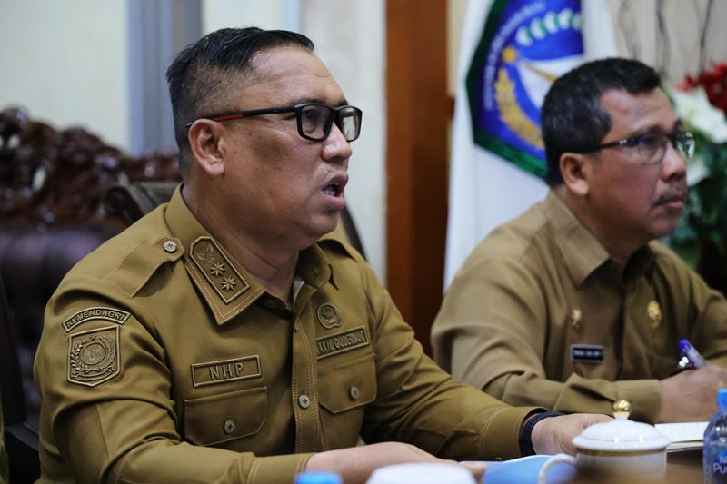 Wagub Kepri Nyanyang Haris Pratamura selaku ketua Lembaga Pengembangan Tilawatil Quran LPTQ melakukan finalisasi STQH Kepri 2025 di Tanjungpinang Wagub Kepri Nyanyang Haris Pratamura selaku ketua Lembaga Pengembangan Tilawatil Quran (LPTQ) melakukan finalisasi STQH Kepri 2025 di Tanjungpinang. (Foto: Diskominfo Kepri)