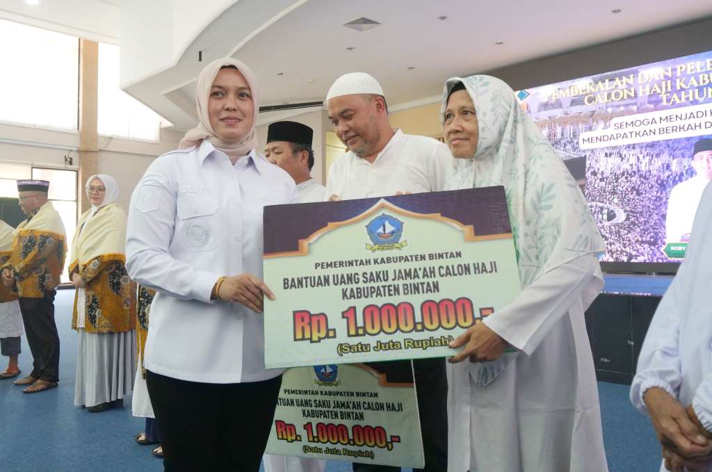 Wakil Bupati Bintan Debby Maryati saat menyerahkan Bantuan Uang saku pada CJH Bintan 2025.