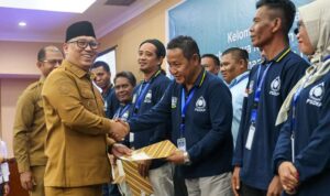 Wakil Gubernur Kepulauan Riau, Nyanyang Haris Pratamura, mengukuhkan 7 Kelompok Masyarakat Pengawas (Pokmaswas) di Hotel Aston Tanjungpinang.