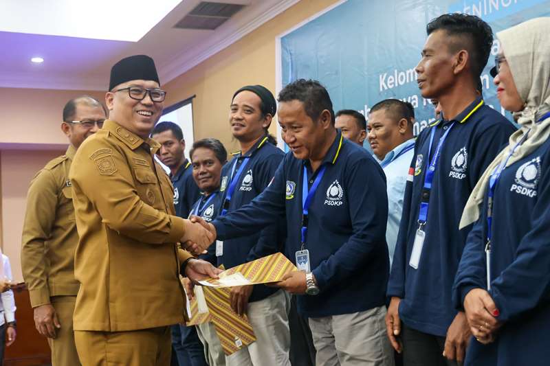 Wakil Gubernur Kepulauan Riau Nyanyang Haris Pratamura mengukuhkan 7 Kelompok Masyarakat Pengawas Pokmaswas di Hotel Aston Tanjungpinang Wakil Gubernur Kepulauan Riau, Nyanyang Haris Pratamura, mengukuhkan 7 Kelompok Masyarakat Pengawas (Pokmaswas) di Hotel Aston Tanjungpinang.