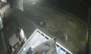 Aksi maling terekam CCTV Di Fitcore Gym Jalan MT Haryono Tanjungpinang. (Foto: Roland/Presmedia.id)