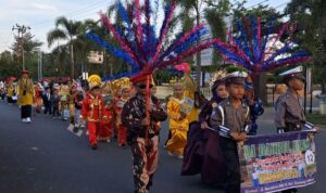 Anak murid RA Bahrul Ullum antusias mengikuti Karnaval Ceria 2025 dengan berbagai jenis kostum di Lapangan Relief Antam Kijang Kota Kecamatan Bintan Timur. (Foto HasuraPresmedia.id)