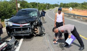 Anggota Satlantas Polres Bintan melakukan olah TKP kecelakaan Mobil vs Motor di Jalur Lintas Barat Desa Penaga Bintan. (Foto Humas Polres Bintan)