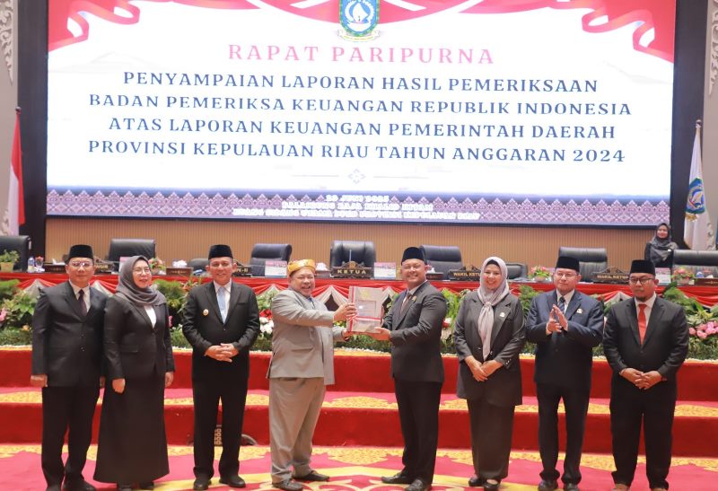 BPK RI Serahkan LHP LKPD APBD Kepri 2024 ke DPRD Kepri Badan Pemeriksa Keuangan Republik Indonesia (BPK RI) Perwakilan Kepulauan Riau, menyerahkan Laporan Hasil Pemeriksaan (LHP) atas Laporan Keuangan Pemerintah Daerah (LKPD) APBD Provinsi Kepulauan Riau Tahun Anggaran 2024 kepada DPRD Provinsi Kepulauan Riau, Senin (23/6/2025). (Foto:Humas DPRD Kepri)