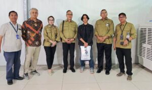 Badan Penghubung Daerah Provinsi Kepulauan Riau foto bersama warga Tanjungpinang setelah dipulangkan dari Iran ke Jakarta, Indonesia. (Foto: Badan Penghubung Daerah Provinsi Kepulauan Riau)