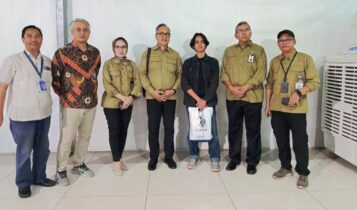 Badan Penghubung Daerah Provinsi Kepulauan Riau foto bersama warga Tanjungpinang setelah dipulangkan dari Iran ke Jakarta, Indonesia. (Foto: Badan Penghubung Daerah Provinsi Kepulauan Riau)