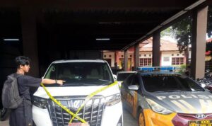 Barang bukti 3 mobil milik terduga Pemalsu sertifikat tanah di Tanjungpinang, turut disita Polisi. (Foto: Roland/Presmedia.id)