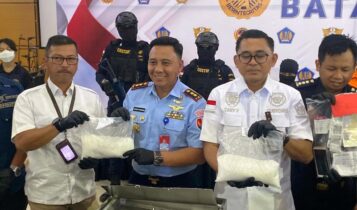 Bea dan Cukai, TNI-AU dan Avsec Bandara Hang Nadim Batam, saat menggelar ekspose penangkapan penyelundup narkoba sabu di Batam. (Foto: Dok-Bea dan Cukai)