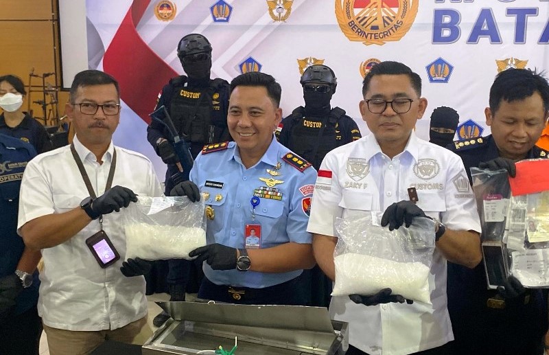 Bea dan Cukai, TNI-AU dan Avsec Bandara Hang Nadim Batam, saat menggelar ekspose penangkapan penyelundup narkoba sabu di Batam. (Foto: Dok-Bea dan Cukai)