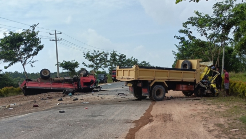 Dua lori yang terlibat kecelakaan di KEK Galang Batang Kecamatan Gunung Kijang.