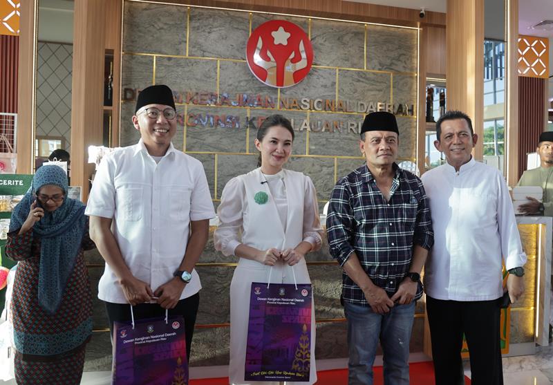 Gubernur Ansar Ahmad Perkenalkan Budaya Melayu dan produk UMKM ke Gubernur Jawa Tengah Ahmad Luthfi Gubernur Lampung Rahmat Mirzani Djausal dan Gubernur Maluku Utara Sherly Tjoanda Gubernur Ansar Ahmad Perkenalkan Budaya Melayu dan produk UMKM ke Gubernur Jawa Tengah Ahmad Luthfi, Gubernur Lampung Rahmat Mirzani Djausal, dan Gubernur Maluku Utara Sherly Tjoanda. (Foto: Diskominfo Kepri)
