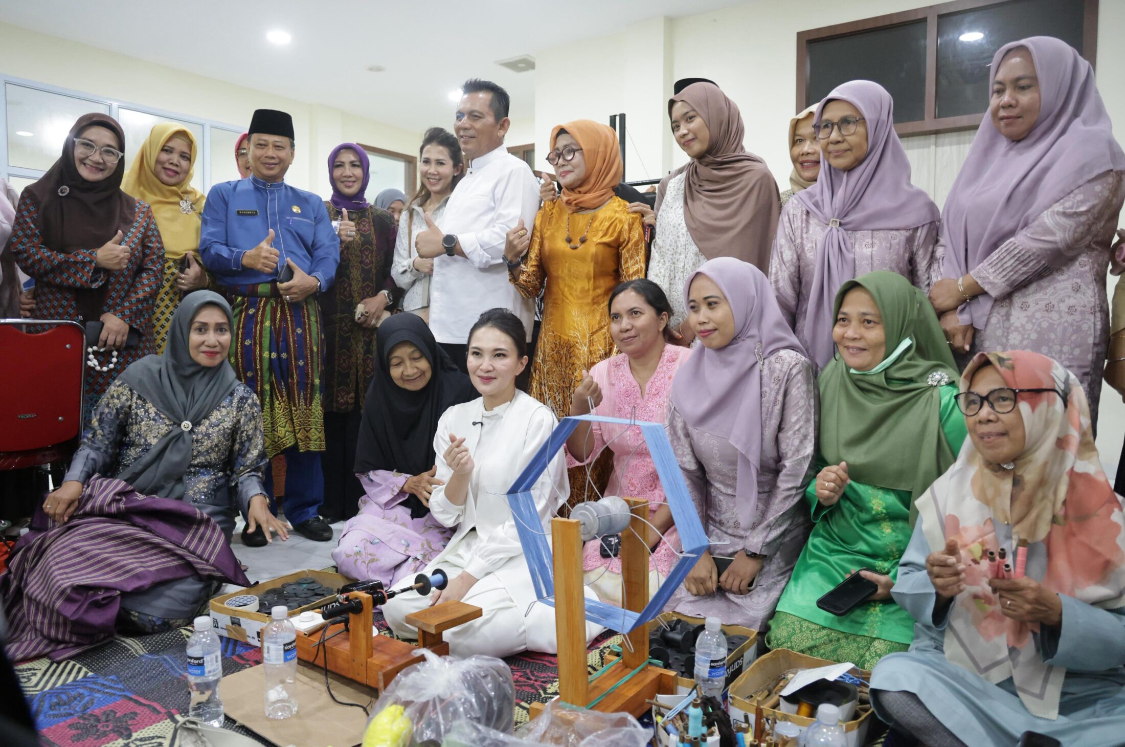 Gubernur Ansar Ahmad Perkenalkan Budaya Melayu dan produk UMKM ke Gubernur Maluku Utara Sherly Tjoanda di Tanjungpinang Gubernur Ansar Ahmad Perkenalkan Budaya Melayu dan produk UMKM ke Gubernur Maluku Utara Sherly Tjoanda di Tanjungpinang. (Foto: Diskominfo Kepri)