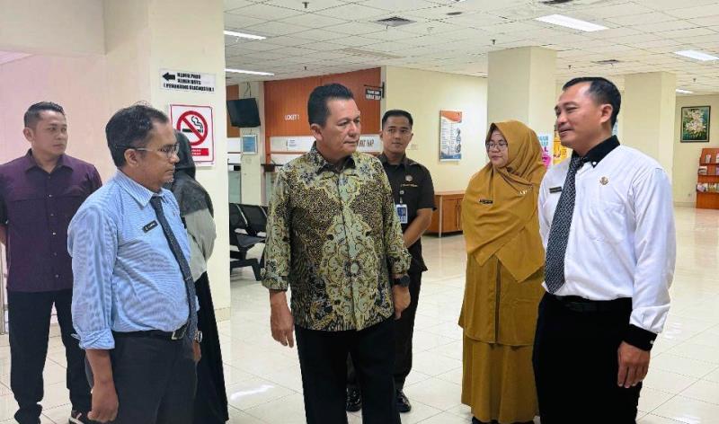 Gubernur Ansar Ahmad saat melakukan peninjauan langsung perbaikan dan kondisi sarana AC RSUD Raja Ahmad Tabib RSUD RAT Tanjungpinang Gubernur Ansar Ahmad saat melakukan peninjauan langsung perbaikan dan kondisi sarana AC RSUD Raja Ahmad Tabib (RSUD RAT) Tanjungpinang, Senin (2/6/2025).