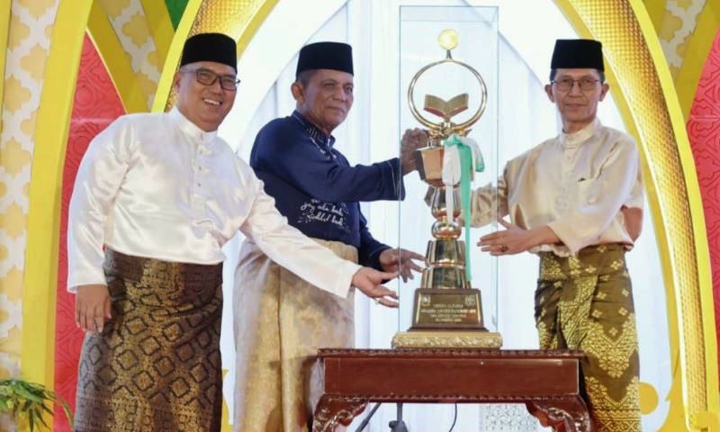 Gubernur Kepri Ansar Ahmad dan Wakil Bupati Kepri Nyanyang Haris Pratama menyerahkan Piala Bergilir Juara Umum STQH Provinsi Kepri 2025 Gubernur Kepri Ansar Ahmad dan Wakil Bupati Kepri Nyanyang Haris Pratama menyerahkan Piala Bergilir Juara Umum STQH Provinsi Kepri 2025.