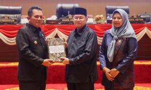 Gubernur Kepri Ansar Ahmad saat penyerahan Ranperda RPJMD Kepri 2025–2029 ke DPRD Kepri, Selasa (3/6/2025).