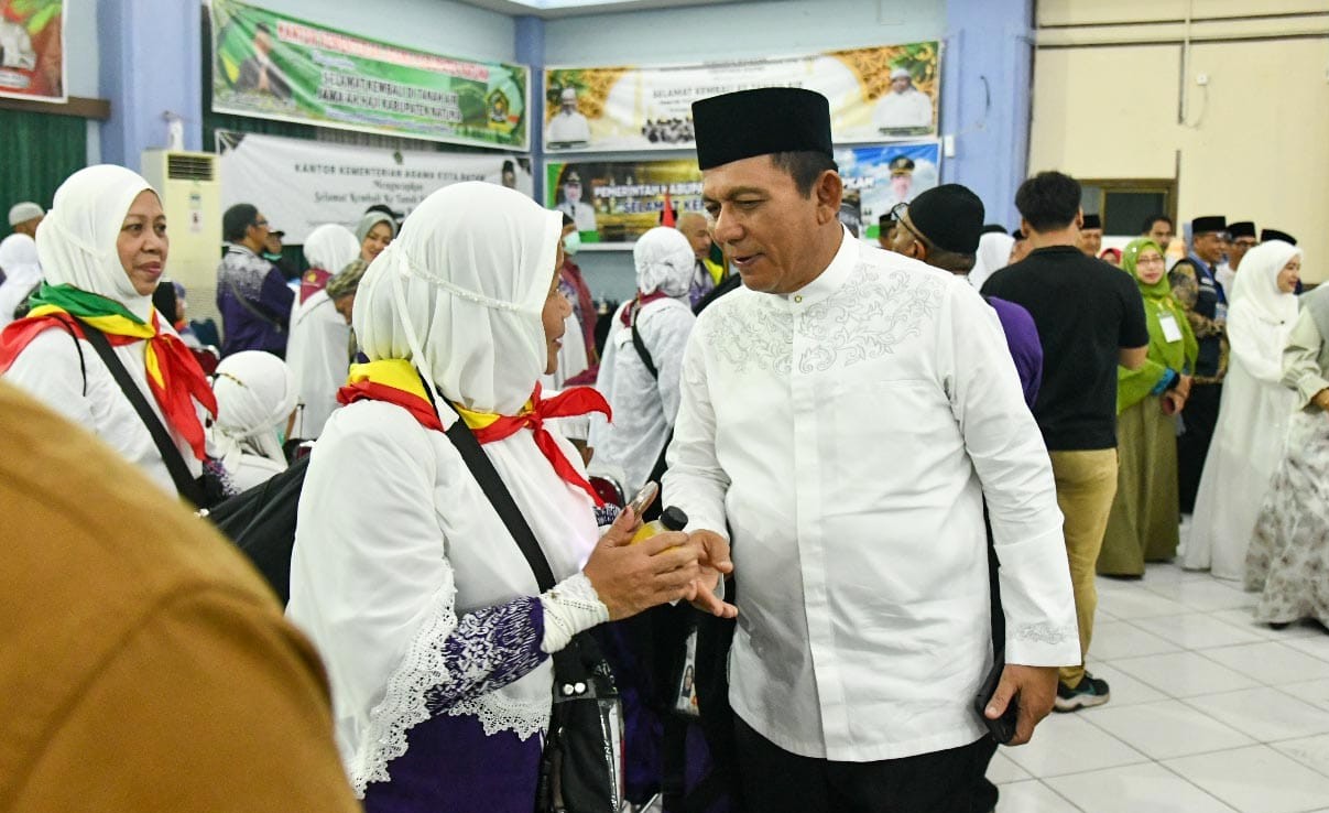Gubernur Kepulauan Riau H.Ansar Ahmad menyambut kepulangan jamaah haji kloter pertama Embarkasi Batam di Aula Arafah I Asrama Haji Batam Gubernur Kepulauan Riau, H.Ansar Ahmad, menyambut kepulangan jamaah haji kloter pertama Embarkasi Batam di Aula Arafah I, Asrama Haji Batam, pada Kamis (1262025).