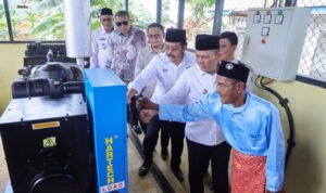 Gubernur Kepulauan Riau (Kepri) H. Ansar Ahmad bersama mantan Gubernur Kepri Nurdin Basirun, resmikan operasional genset 80 kVA dan pembangunan jaringan listrik desa di Pulau Bahan, Desa Keban, Kecamatan Sugie Besar, Kabupaten Karimun, Jumat (2062025). (Foto Diskominfo Kepri)