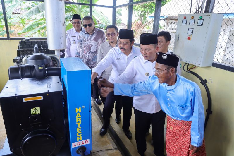 Gubernur Kepulauan Riau (Kepri) H. Ansar Ahmad bersama mantan Gubernur Kepri Nurdin Basirun, resmikan operasional genset 80 kVA dan pembangunan jaringan listrik desa di Pulau Bahan, Desa Keban, Kecamatan Sugie Besar, Kabupaten Karimun, Jumat (2062025). (Foto Diskominfo Kepri)