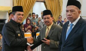 Gubernur Kepulauan Riau (Kepri), H.Ansar Ahmad, melantik Jajaran pengurus Badan Pengusahaan Kawasan Perdagangan Bebas dan Pelabuhan Bebas (BP-KPBPB) Karimun, Kamis (12/6/2025).