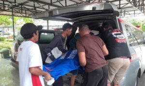 Jasad Almarhum Muhammad Kamaludin (19) Korban Laka Maut di Jalan KEK Galang Batang-Bintan saat dibawa dari RSUD RAT ke Rumah Duka di Galang Batang Bintan. (Foto: Roland/Presmedia.id)