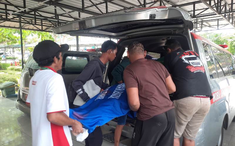Jasad Almarhum Muhammad Kamaludin 19 Korban Laka Maut di Jalan KEK Galang Batang Bintan saat dibawa dari RSUD RAT ke Rumah Duka di Galang Batang Bintan Jasad Almarhum Muhammad Kamaludin (19) Korban Laka Maut di Jalan KEK Galang Batang-Bintan saat dibawa dari RSUD RAT ke Rumah Duka di Galang Batang Bintan. (Foto: Roland/Presmedia.id)