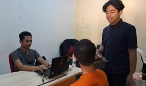 Kanit dan Penyidik PPA Satreskrim Polres Bintan sedang mengintrogasi pelaku pencabulan sesama jenis. (Foto: Hasura/Presmedia.id)