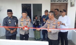 Kapolresta Tanjungpinang Kombes Pol Hamam Wahyudi melakukan pemotongan pita, bersama walikota Tanjungpinang, dan Ketua DPRD Kota Tanjungpinang dan FKPD terkait. (Foto: Roland/Presmedia.id)