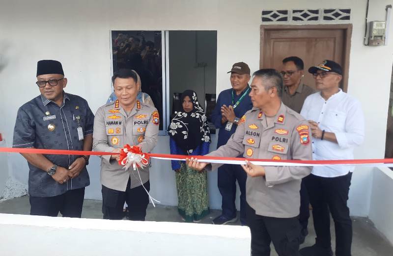Kapolresta Tanjungpinang Kombes Pol Hamam Wahyudi melakukan pemotongan pita, bersama walikota Tanjungpinang, dan Ketua DPRD Kota Tanjungpinang dan FKPD terkait. (Foto: Roland/Presmedia.id)