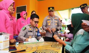 Kapolresta Tanjungpinang Kombes Pol Hamam Wahyudi saat melaksanakan cek kesehatan penyengat di Pulau Penyengat. (Foto: Humas)