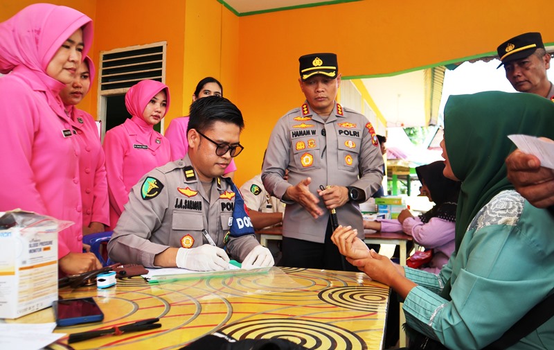 Kapolresta Tanjungpinang Kombes Pol Hamam Wahyudi saat melaksanakan cek kesehatan penyengat di Pulau Penyengat Kapolresta Tanjungpinang Kombes Pol Hamam Wahyudi saat melaksanakan cek kesehatan penyengat di Pulau Penyengat. (Foto: Humas)