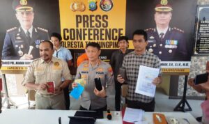 Kapolresta Tanjungpinang Kombes Pol Hamam saat press rilis didampingi oleh Kasat Narkoba, AKP Lajun Siado Rio Sianturi, dan Hakim Pengadilan Negeri Tanjungpinang di Polres Tanjungpinang. (Foto: Roland/Presmedia.id)