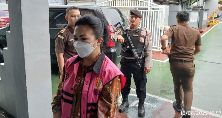 Kembalikan Uang Suap Rp1,5 M, Mantan Dirum TVRI Meggi Teresia Rases Dituntut 2 Tahun 6 Bulan Penjara Kejaksaan Tinggi Kepulauan Riau, menetapkan tersangka dan menahan mantan Direktur umum (Dirum) LPP TVRI periode 2020 s/d 2023 Meggy Theresia Rares (Mtr) dalam kasus dugaan korupsi proyek pembangunan studio LPP TVRI Kepulauan Riau Tahun 2022. (Foto: Kejati Kepri)