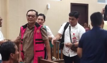 Tuntutan batal dibacakan salah satu tersangka kasus dugaan korupsi PNBP di Pelabuha BP.Batam digiring petugas tahanan Kejaksaan Batam usai penundaan sidang di PN Tipikor Tanjungpinang Selasa (3/6/2025) (Foto: Presmedia.)