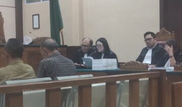 Kuasa hukum Harli Tambunan, Abidin SH, Edward Michel Anggarawan SH, Fina Fitria Dewi SH, dan Rifeldi SH saat embecakan dakwaan dan minta kliennya dibebaskan hakim dari dakwaan subsider kasus korupsi proyek Studio TVRI Dompak karena tidak terbukti melanggar hukum dan proyek dinyatakan selesai dan difungsikan. (Foto:Ch/Presmedia)