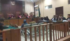 Kuasa hukum Harli Tambunan, Abidin SH, Edward Michel Anggarawan SH, Fina Fitria Dewi SH, dan Rifeldi SH saat membacakan pledoi di PN Tanjungpinang (foto:Ch/Presmedia.id)