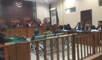 Kuasa hukum Harli Tambunan, Abidin SH, Edward Michel Anggarawan SH, Fina Fitria Dewi SH, dan Rifeldi SH saat membacakan pledoi di PN Tanjungpinang (foto:Ch/Presmedia.id)