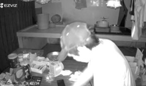 Maling saat beraksi terekam CCTV Di Toko Kelontong Segar Hoky Tanjung Unggat. (Foto Tangkapan Layar CCTv)