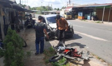 Mobil Toyota Calya terlibat kecelakaan dengan Sepeda Motor Honda Scoopy depan Zio Laundry di jalan Nusantara, Kota Tanjungpinang. (Foto RolandPresmedia.id)