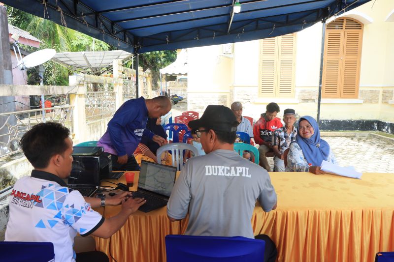 Pelayanan langsung melalui pembukaan Gerai Pelayanan Publik Terpadu oleh berbagai Organisasi Perangkat Daerah (OPD) Bintan disambut antusias masyarakat pulau Tambelan. (Foto: Diskominfo Bintan)