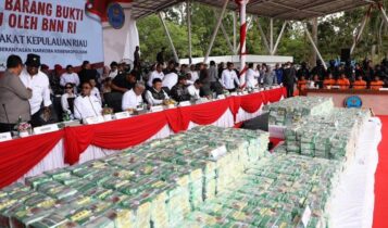 Pemerintah Provinsi Kepulauan Riau (Kepri) bersama aparat penegak hukum memusnahkan barang bukti sabu seberat 2 ton secara simbolis di Alun-Alun Engku Putri, Batam Center, pada Kamis pagi (12/6/2025). (Foto: Diskominfo Kepri)
