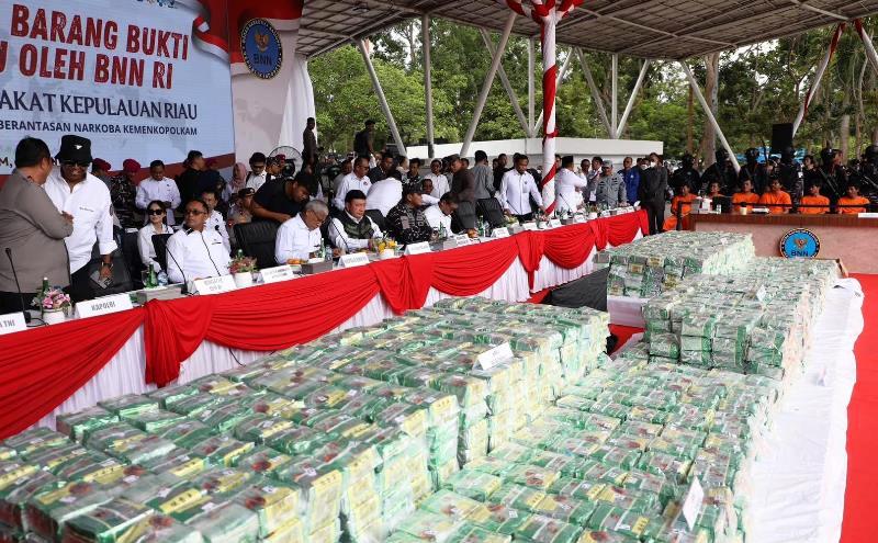 Pemerintah Provinsi Kepulauan Riau (Kepri) bersama aparat penegak hukum memusnahkan barang bukti sabu seberat 2 ton secara simbolis di Alun-Alun Engku Putri, Batam Center, pada Kamis pagi (12/6/2025). (Foto: Diskominfo Kepri)