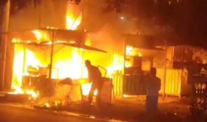 Pemilik kios sempat menyelamatkan barang-barang sebelum ludes terbakar di Kijang Kota. (Foto: Tangkapan layar dari video masyarakat)