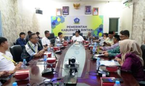 Pemkab Bintan dan Peternak Unggas menandatangani kesepakatan harga tertinggi penjualan ayam hidup di Bintan Rp24.000,- hingga Rp25.000,- perkilo gram do kabupaten Bintan. (Foto: Dinas Kominfo Bintan)