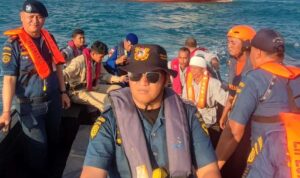 Personil PPLP Tanjung Uban dan pihak terkait mengevakuasi kru dan nakhoda kapal tenggelam dari MT Fuge Blue Marine di Perairan Singapura. (Foto: KPLP Tanjung Uban)