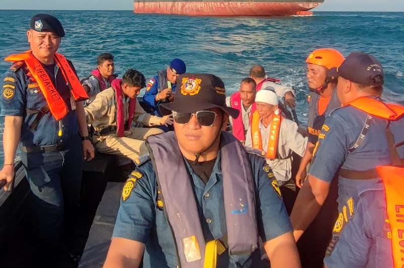 Personil PPLP Tanjung Uban dan pihak terkait mengevakuasi kru dan nakhoda kapal tenggelam dari MT Fuge Blue Marine di Perairan Singapura Personil PPLP Tanjung Uban dan pihak terkait mengevakuasi kru dan nakhoda kapal tenggelam dari MT Fuge Blue Marine di Perairan Singapura. (Foto: KPLP Tanjung Uban)