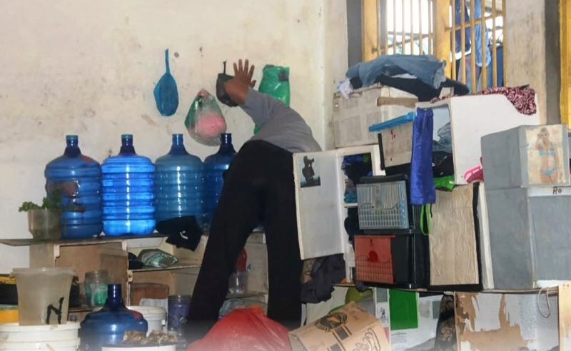 Petugas Lapas Kelas IIA Tanjungpinang melakukan pemeriksaan dan penggeledahan ke sel sel tahanan guna memberantas peredaran narkoba dan handphone Petugas Lapas Kelas IIA Tanjungpinang melakukan pemeriksaan dan penggeledahan ke sel-sel tahanan guna memberantas peredaran narkoba dan handphone. (Foto: Lapas Kelas IIA Tanjungpinang)